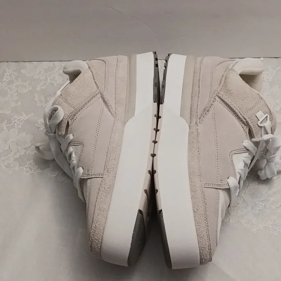 UGG size 11 men's cream and tan casual platfrom sneakers.